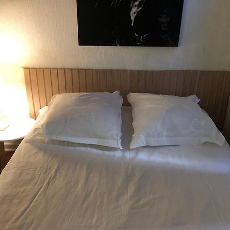 Victor Hugo Confort Et Sa Pizza Offerte Aurillac Extérieur photo